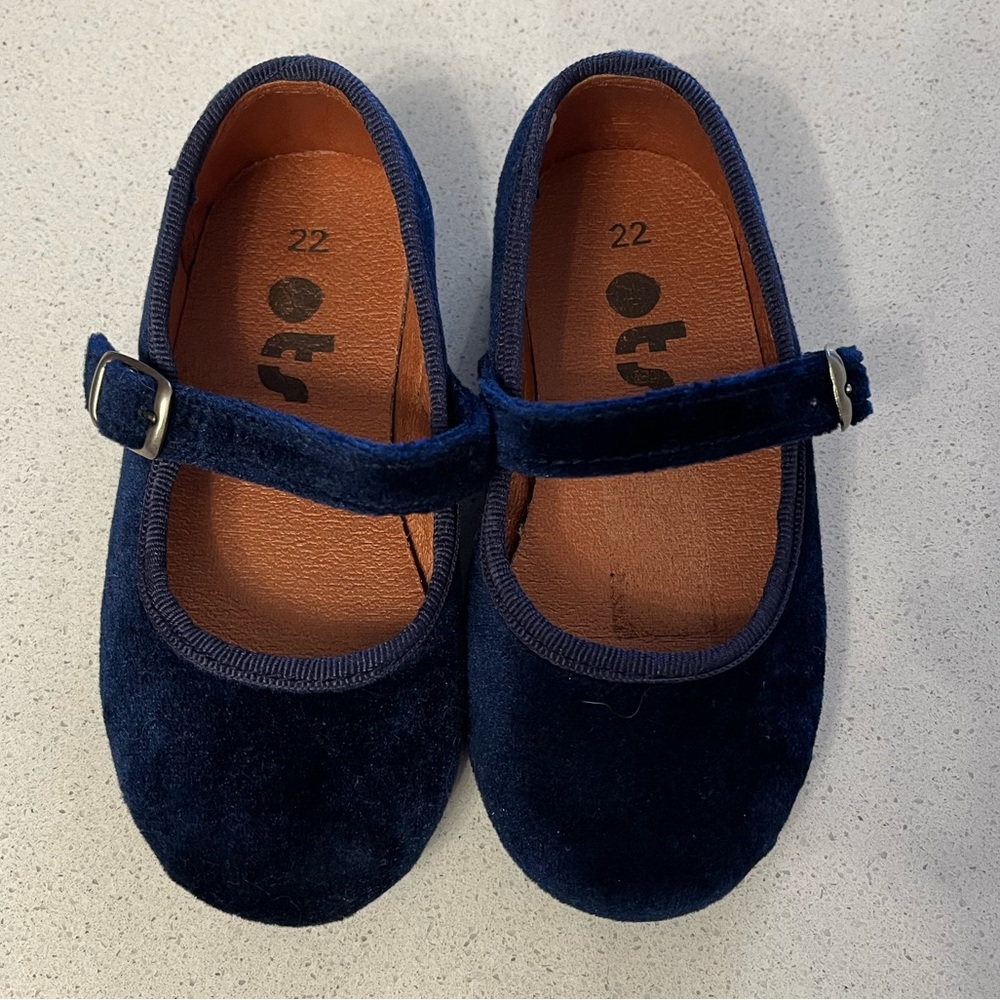 Toddler size 22 Spanish Band Shoes in Great Conditions.